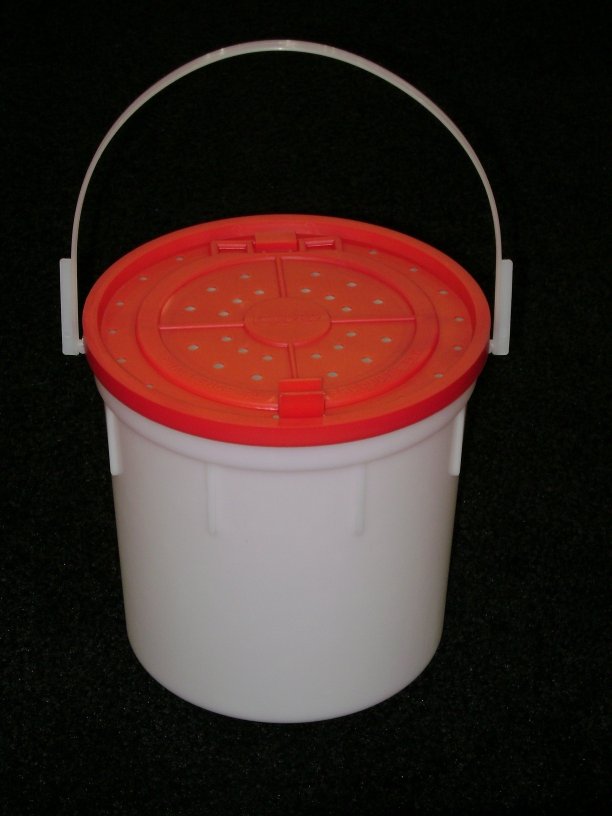 CHALLENGE PLASTIC 4 QT. MINNOW BUCKET - The Sportsman's Exchange
